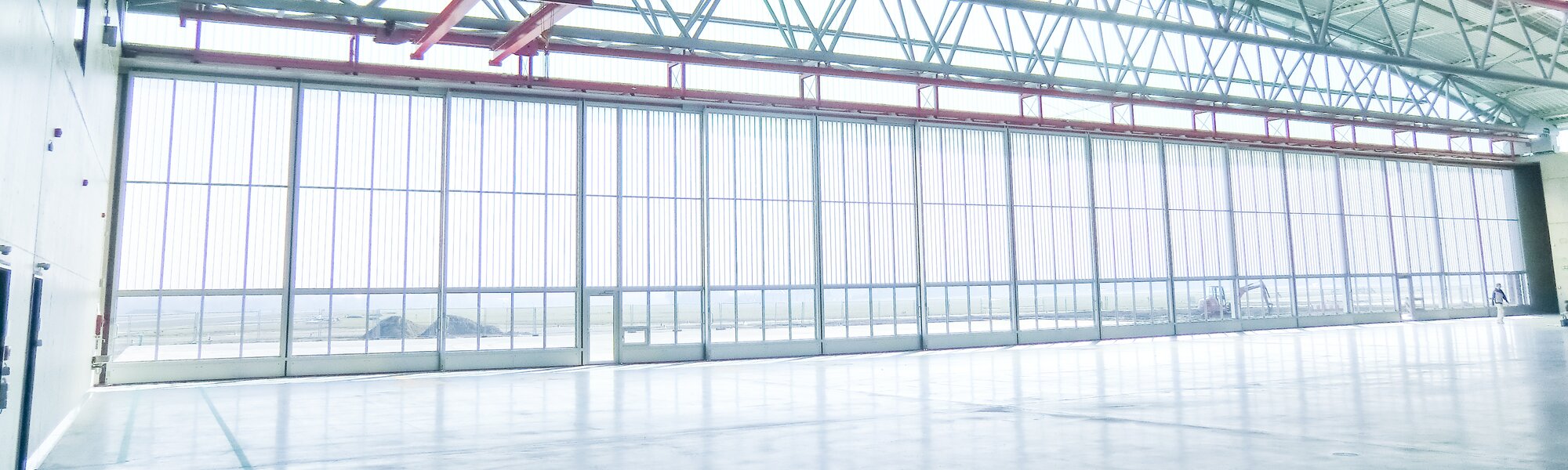 Hangartor mit Tageslichtelementen